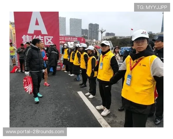 重庆半程马拉松参赛者破纪录,市民自发沿途加油成城市风景线 重庆半程马拉松参赛者破纪录,市民自发沿途加油成城市风景线